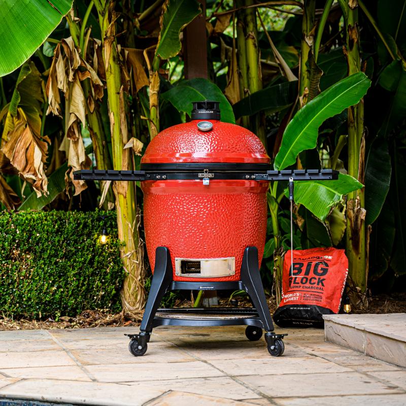 Kamado Joe Big Joe 3 Lifestyle in backyard